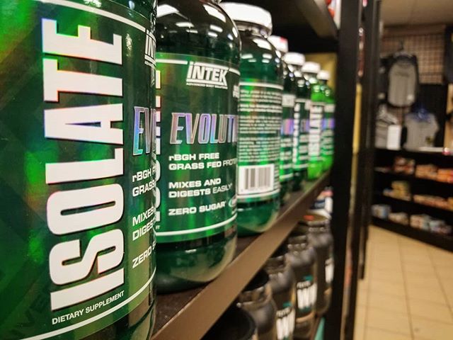 Want a fast hitting protein that doesnt mess with your stomach? And is naturally sweetened, with low fat and carbs? Intek isolate is one of the best in the industry. Come talk to us 😊